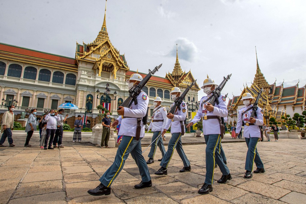 Tourists watch guards on patrol at the Grand Palace in Bangkok, Thailand, on July 31. The region is now better armed against the speculative currency attacks that triggered the 1997 Asian financial crisis. Photo: Xinhua