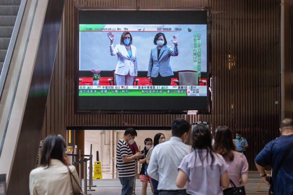 A Hong Kong shopping centre shows a news report of US House Speaker Nancy Pelosi (left) meeting Taiwan President Tsai Ing-wen on Wednesday. Photo: EPA-EFE