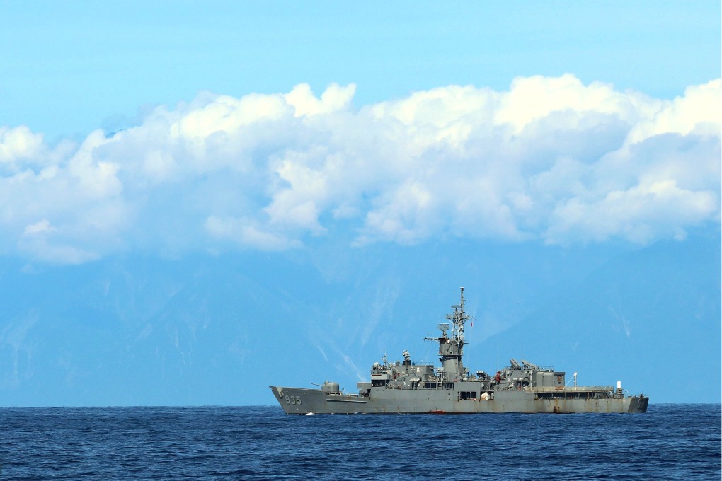 A Taiwanese military vessel 
photographed from the deck of  PLA warship during the recent exercises. Photo: Xinhua