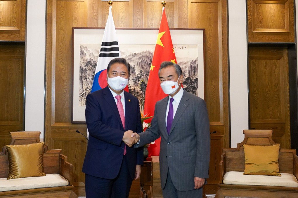 South Korean Foreign Minister Park Jin (left) shakes the hand of his Chinese counterpart Wang Yi in Qingdao, China on Tuesday. Photo: AP