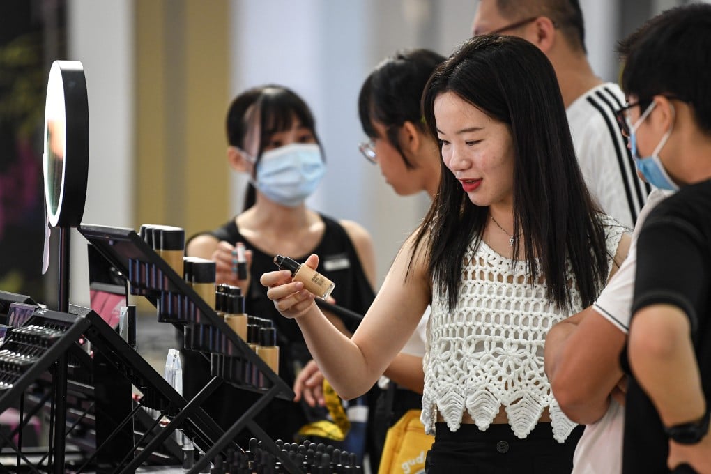 Customers select products in a duty-free shopping mall in Haikou, in south China’s Hainan Province, on October 4, 2020. Photo: Xinhua