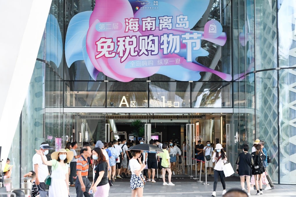 People shop at Sanya International Duty-Free Shopping Complex in the Hainan provincial resort city of Sanya on August 6, 2020. Photo: Xinhua.