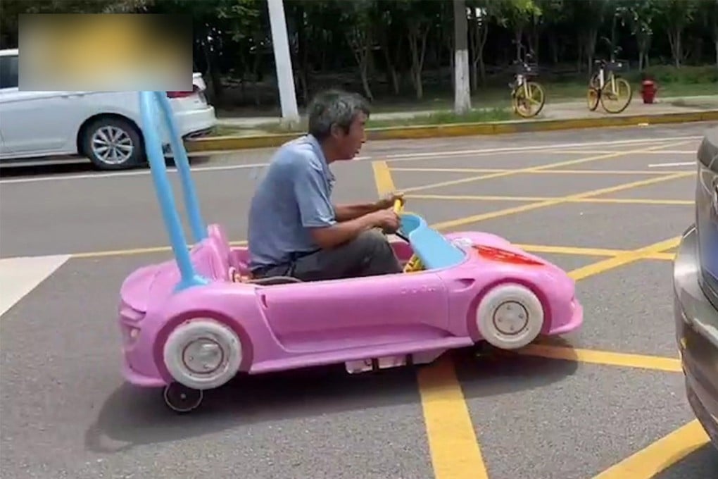 A man in China went viral for driving this “pink car” down a street. Photo: Weibo