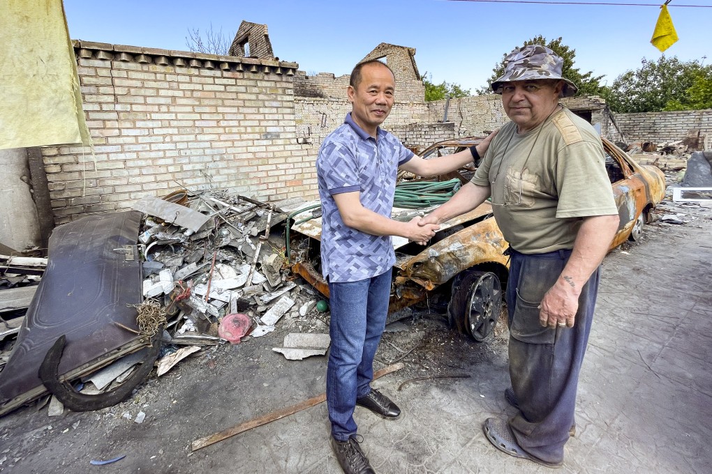 Pham Van Bang providing humanitarian aid for families in Kyiv earlier this year. Photo: Pham Van Bang