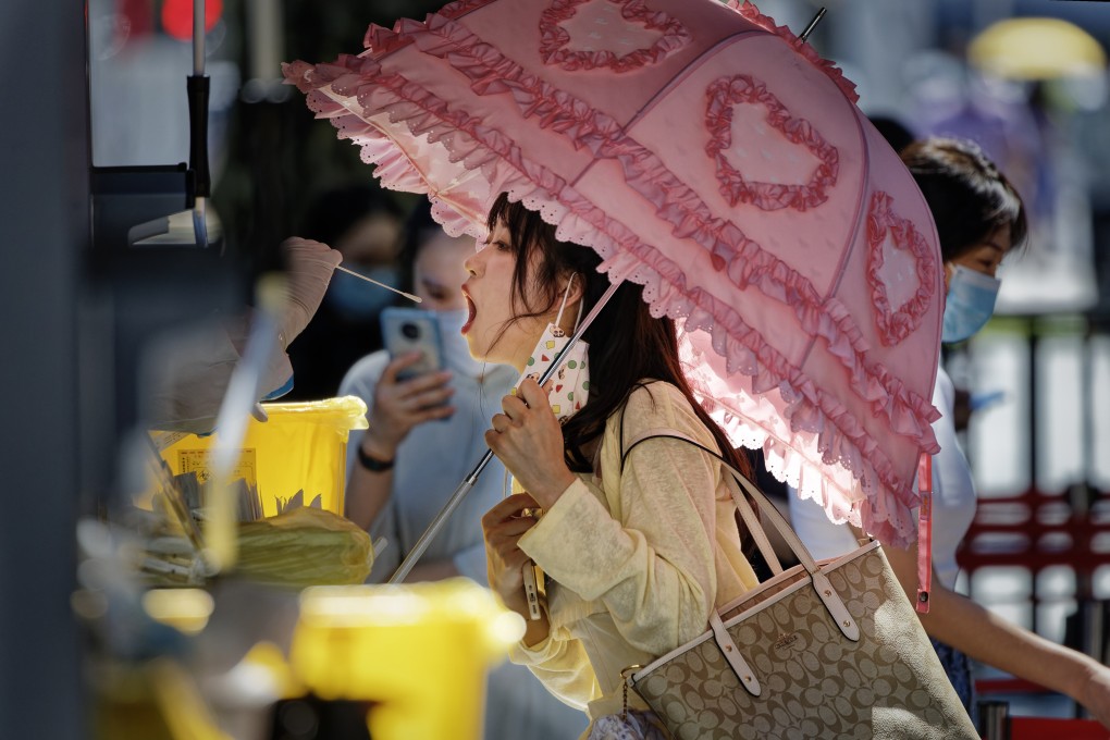 Streetside mass coronavirus tests being carried out in Shanghai. Photo: EPA-EFE