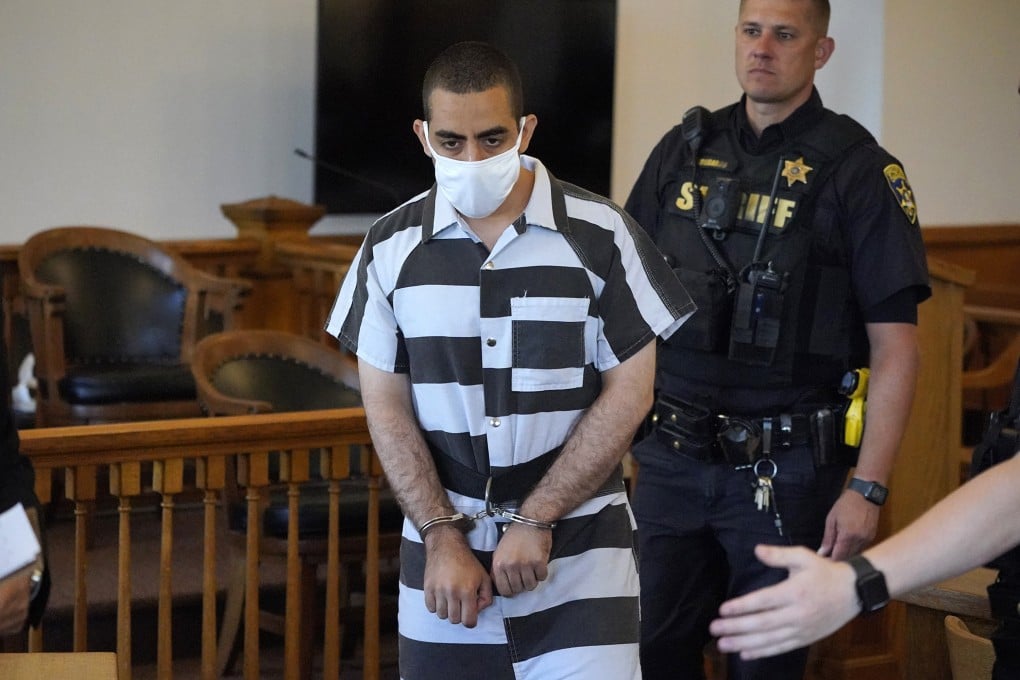 Hadi Matar, accused of attempting to murder Salman Rushdie, arrives at the Chautauqua County Courthouse in New York state on Saturday, Photo: AP