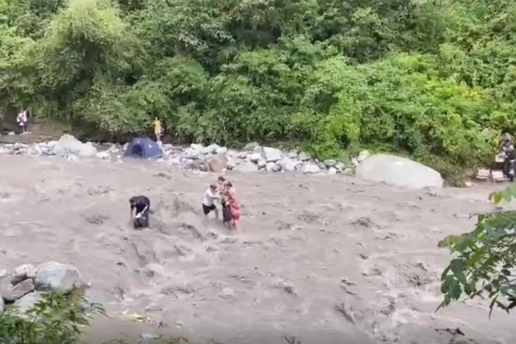 Visitors scramble to leave the area after authorities issued an imminent heavy rain warning in Pengzhou, Sichuan. Photo: Weibo