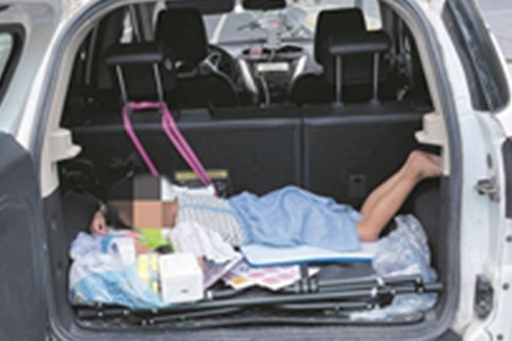 A man in China was mistakenly reported for kidnapping because he allowed his daughter to sleep in the boot while he worked. Photo: Weibo