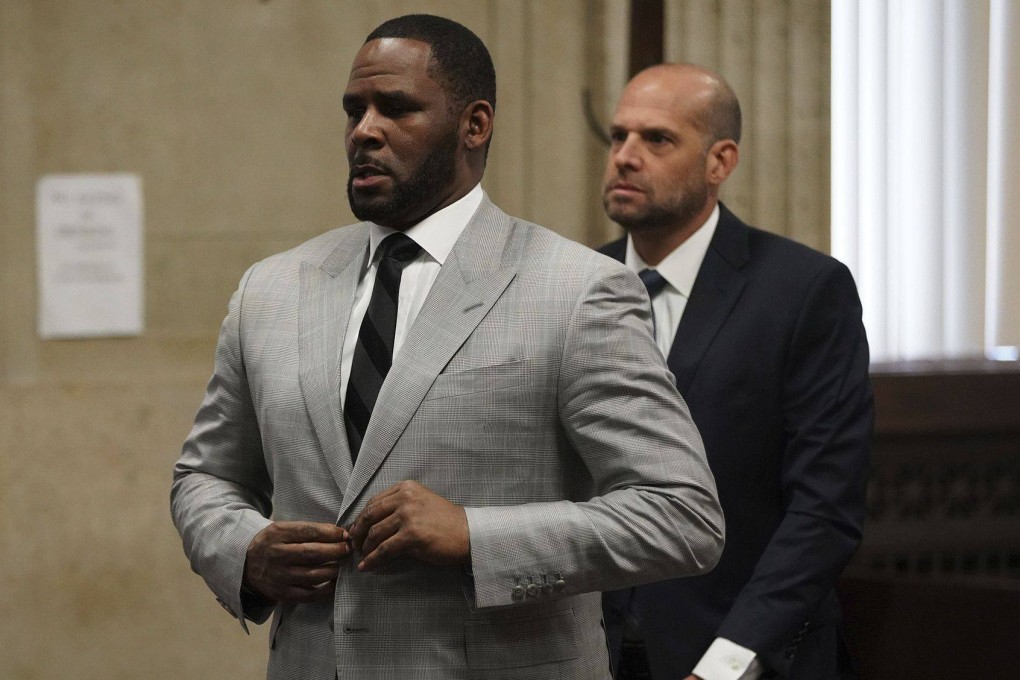 R. Kelly, left, stands in court before Judge Lawrence Flood at Leighton Criminal Court Building in Chicago in Junet 2019. Photo: TNS/File