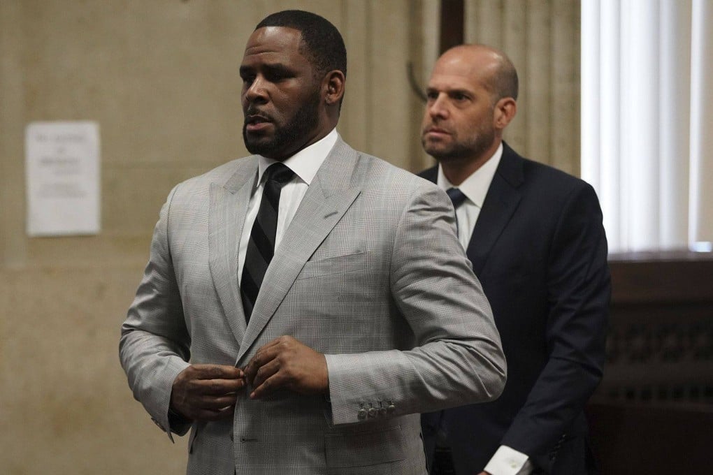 R. Kelly, left, stands in court before Judge Lawrence Flood at Leighton Criminal Court Building in Chicago in Junet 2019. Photo: TNS/File