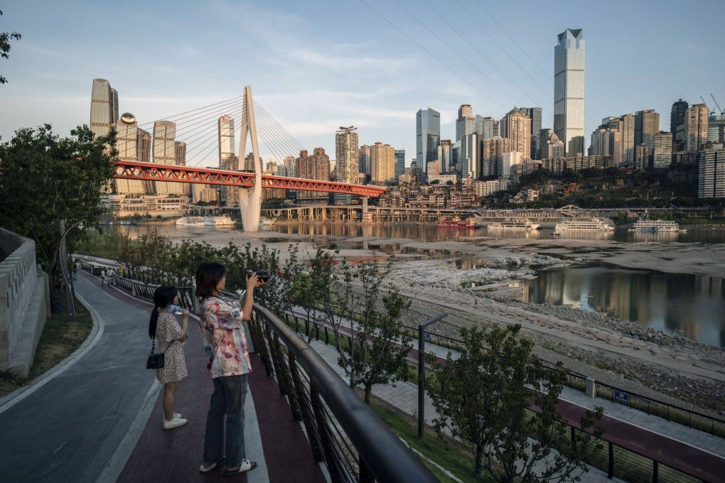 The Qiansimen Bridge over an exposed riverbed, due to low water levels caused by drought, along the Jialing River in Chongqing in southwestern China. Photo: Bloomberg