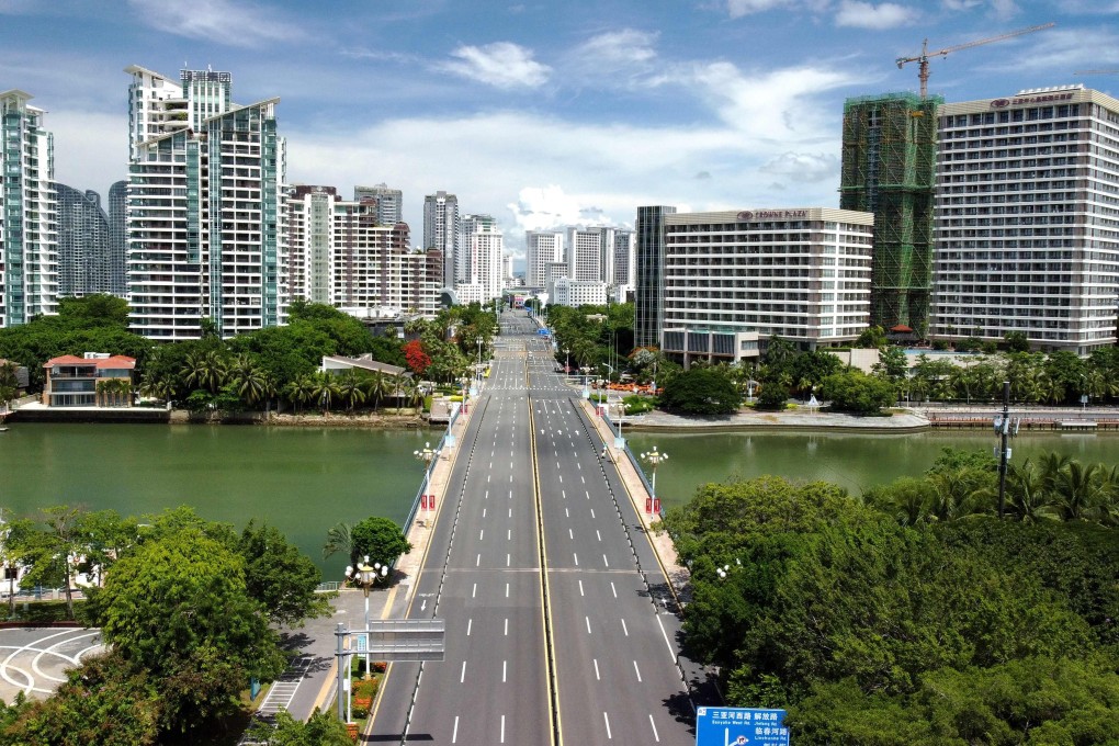 This aerial photo taken on August 7, 2022 shows an empty road as the area is closed off and restricted due to an outbreak of the Covid-19 coronavirus in Hainan, in China’s southern Hainan province. Photo: AFP