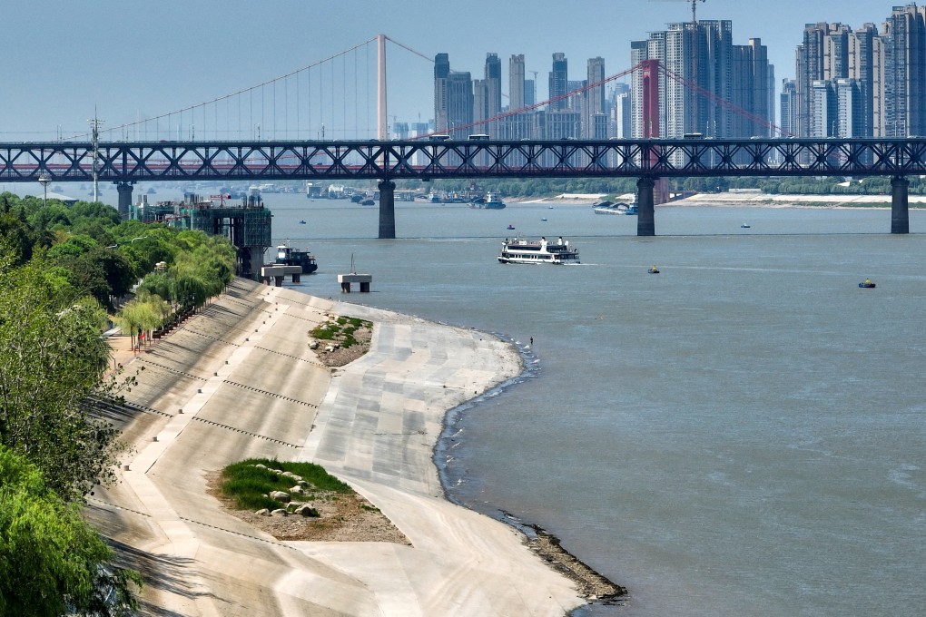 Low water levels in the Yangtze River amid a heatwave warning in Wuhan, Hubei province. Photo: Reuters