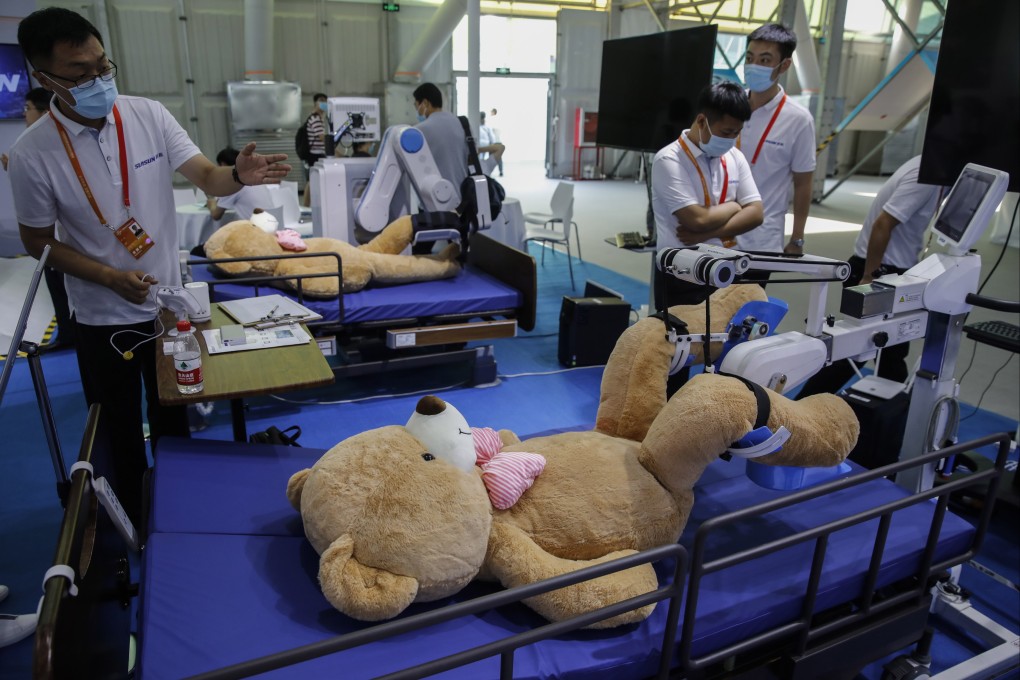 Services trade is defined as a transaction between a resident and a non-resident, and the sale and delivery of an intangible product including legal, engineering, medical and other professional services, computer services and telecommunications. Photo: EPA-EFE