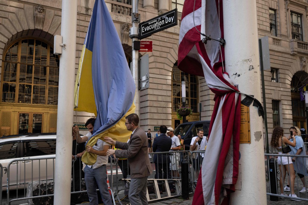Preparing to raise the Ukrainian flag during a press conference to celebrate Ukraine’s Independence Day in New York. Photo: AFP