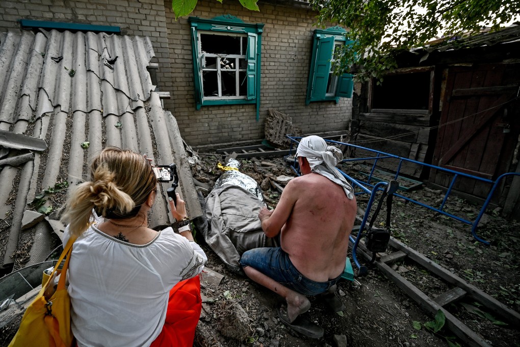 Serhii (R) mourns next to the body of his son Vlad, 11. His wife and elder son, 13, were rescued from under the rubble and sent to hospital after a Russian missile attack on the small town of Chaplyne in central Ukraine. Photo: dpa