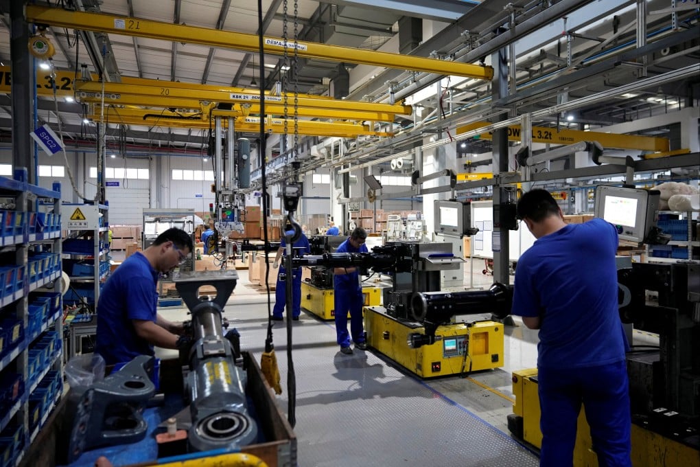 Employees on the Shanghai production line of the German engineering group Voith, which resumed production after the city’s lockdown, during a government-organised media tour on July 21, 2022. Photo: Reuters.