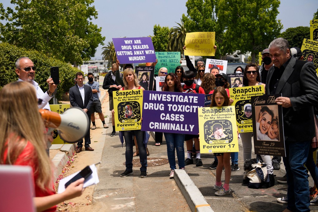 Family and friends of people who died after being poisoned by pills containing fentanyl protest near the headquarters of Snap Inc headquarters, the maker of the Snapchat social media application, on June 4, 2021, in Santa Monica, California, urging more action to curb drug sales on the social media platform. Photo: AFP