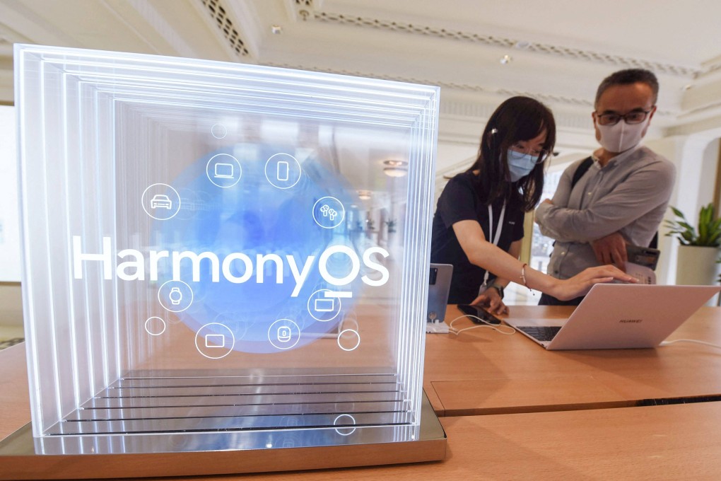 Customers try Huawei’s computers with the HarmonyOS operating system at a Huawei store in Shanghai, June 3, 2021. Photo: AFP