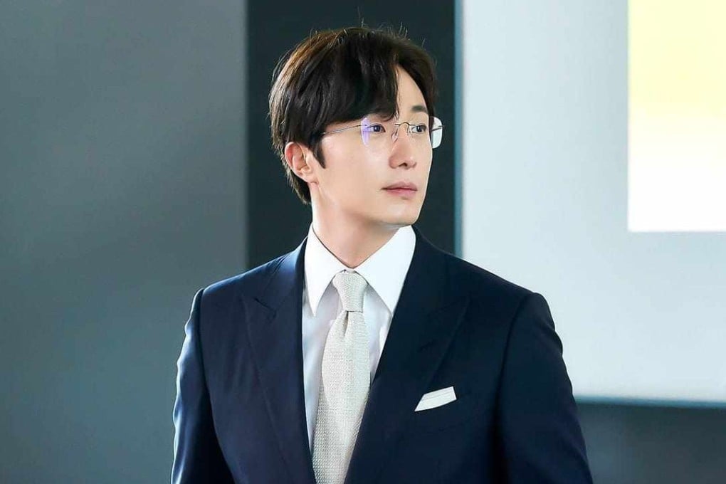 Jung Il-woo as Eun Sun-woo, the head of Korea’s largest corporation and also a secret private detective, in a still from new Korean drama Good Job.