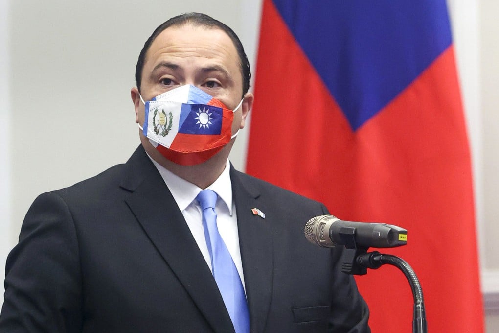Guatemalan Foreign Minister Mario Bucaro meets Taiwan’s President Tsai Ing-wen during a meeting in Taipe on August 30. Photo: CNA