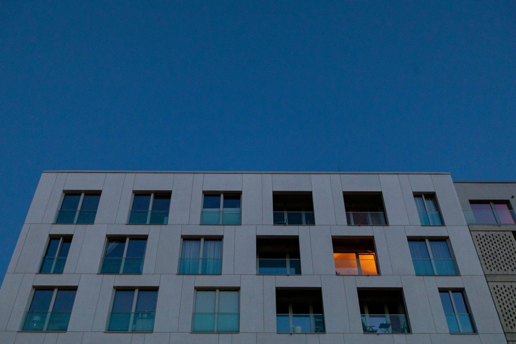 A light is on in a block of apartments at dusk in Berlin, Germany, on August 16. German citizens, municipalities and industrial consumers have been asked to save energy, as the German economy that is Europe’s growth engine faces problems including surging power prices. Photo: Bloomberg