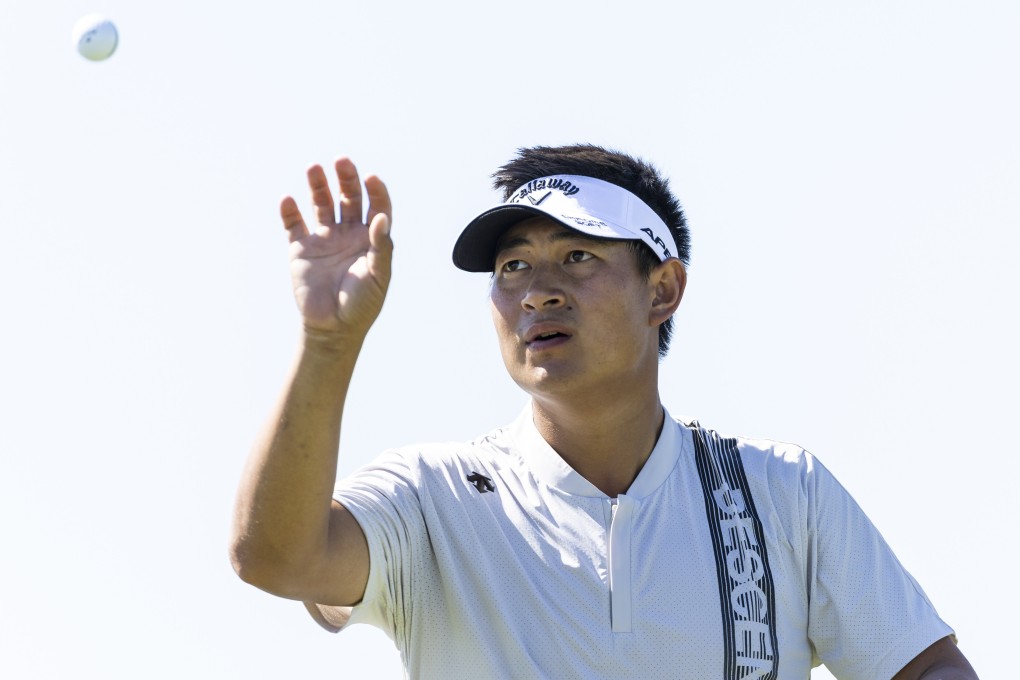 Carl Yuan of China catches a golf ball on the 1st tee during a practice round prior to the Korn Ferry Tour Championship presented by United Leasing and Financing at Victoria National Golf Club on August 31, 2022 in Newburgh, Indiana. Photo: Getty Images