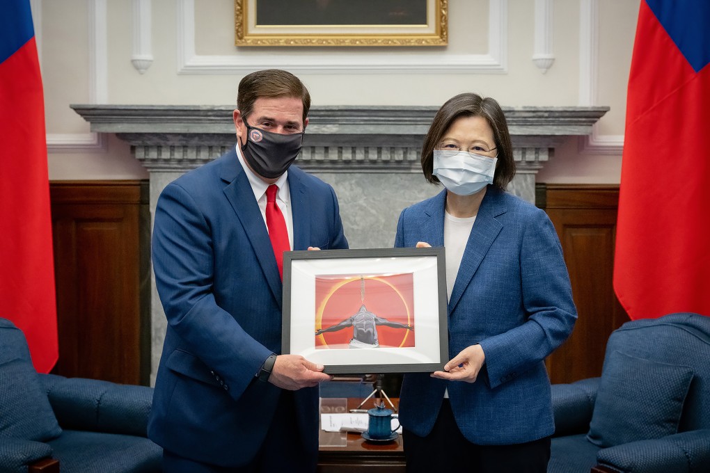 In this photo released by the Taiwan Presidential Office, Arizona Governor Doug Ducey, left, and Taiwan’s President Tsai Ing-wen exchange gifts during a meeting in Taipei, Taiwan on August 26, 2022. Photo: Taiwan Presidential Office via AP