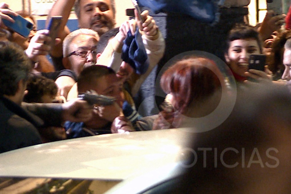 The moment a man pointed a gun at Argentine Vice-President Cristina Fernandez de Kirchner as she arrived to her residence in Buenos Aires. Photo: TV PUBLICA / AFP