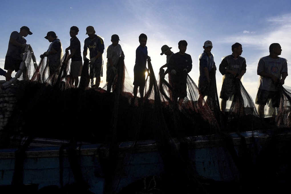 Vietnamese fishermen pull in their nets on Ly Son island, close to the disputed Paracel archipelago in the South China Sea, on August 18. Photo: AFP