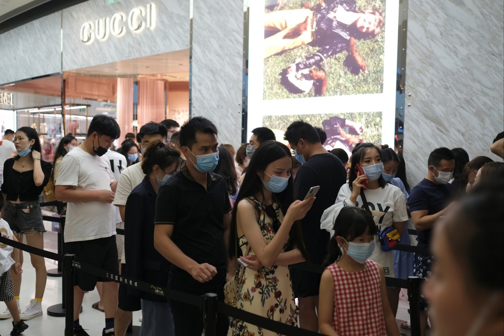 People queue up to enter a Gucci store at the Sanya international duty-free shopping complex, in Hainan province, on August 27, 2020. Photo: Reuters