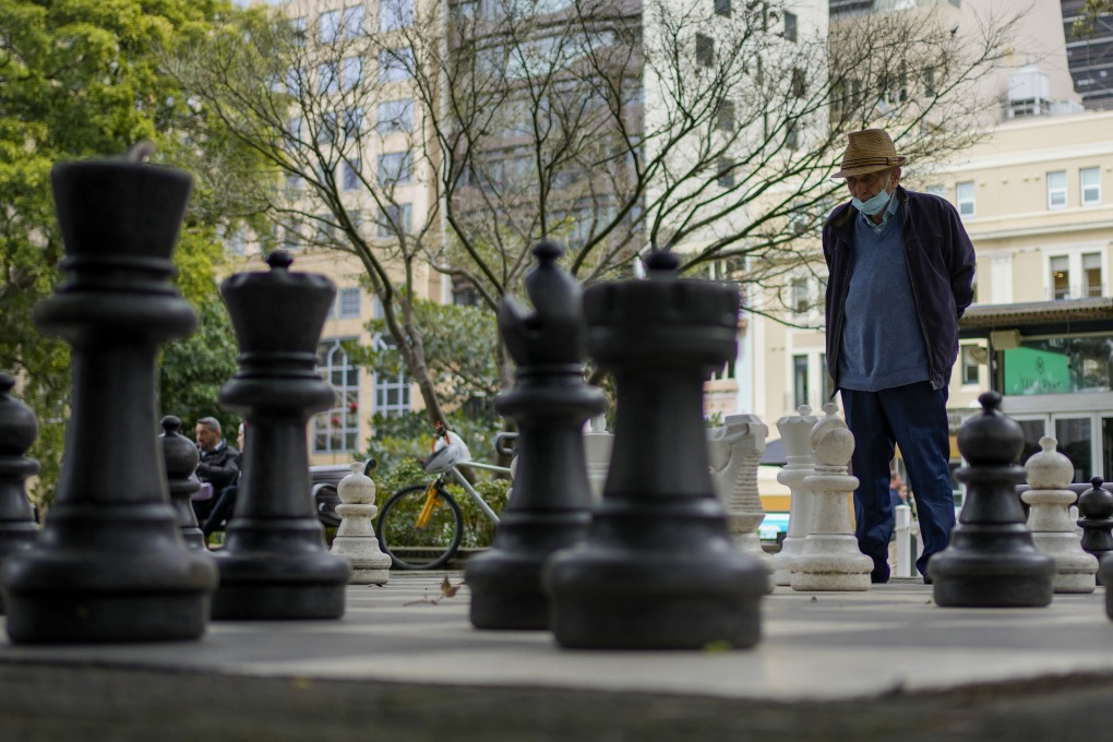 A man contemplates his next move as he plays chess in Hyde Park Sydney, Australia, on August 11. In the current chess match among central banks, the US Federal Reserve’s ability to shape the global policy context makes it the grandmaster. Photo: AP