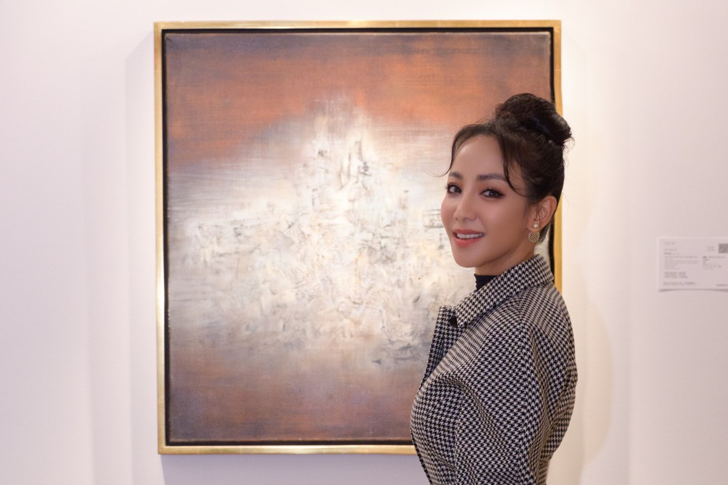 “Crazy Rich Asians” star Fiona Xie with Zao Wou-ki’s “Sans titre, entre août et décembre 1958” (1958) at Sotheby’s auction in Singapore on August 28. Photo: Sotheby’s