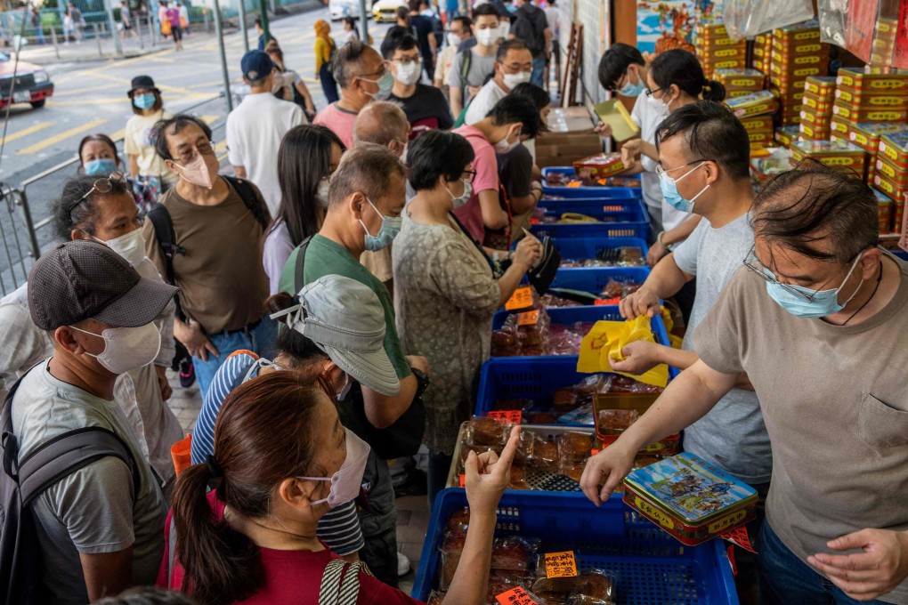 Customers crowd around a stall selling mooncakes ahead of the Mid-Autumn Festival in Hong Kong on September 4. Photo: AFP