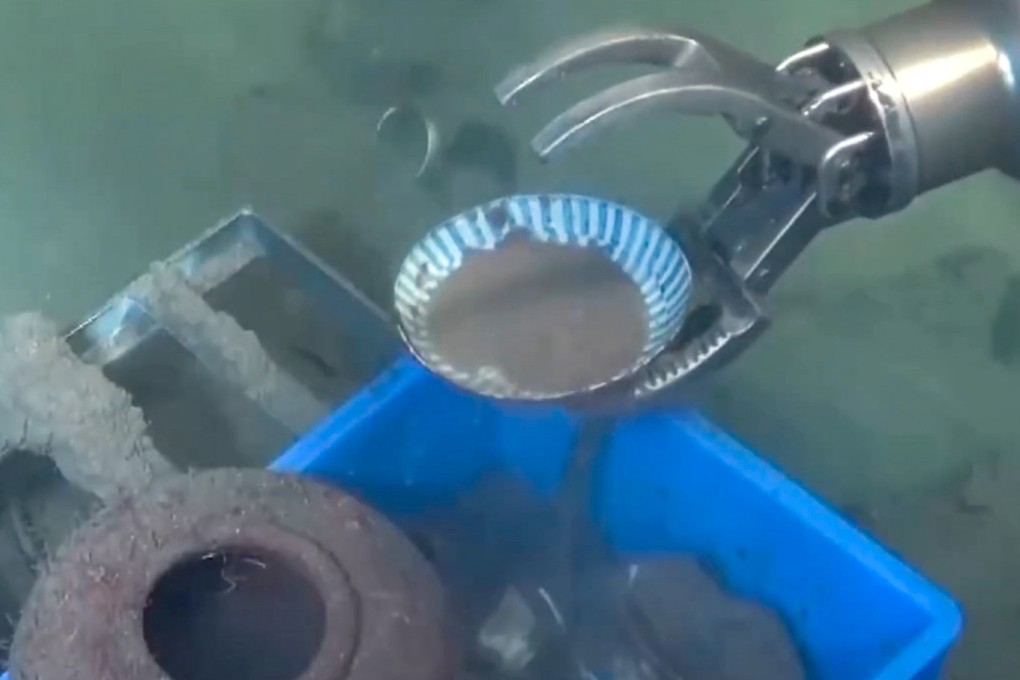 A mechanical arm retrieves a fragile artefact from the seabed during an archaeological survey of the South China Sea by Chinese marine researchers. Photo: CCTV