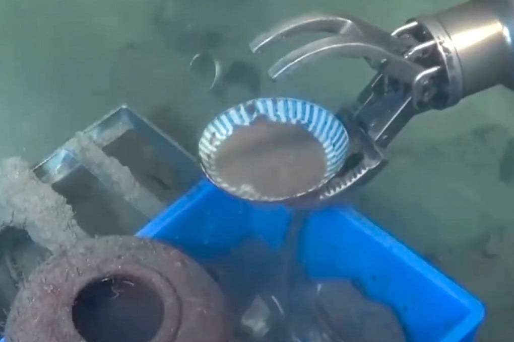 A mechanical arm retrieves a fragile artefact from the seabed during an archaeological survey of the South China Sea by Chinese marine researchers. Photo: CCTV