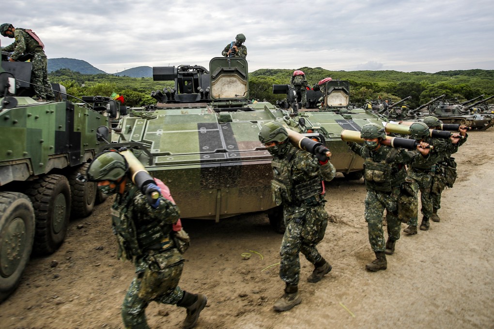 Taiwanese soldiers carry cannons to tanks during a live-fire drill in Pingtung county on Wednesday. Photo: dpa
