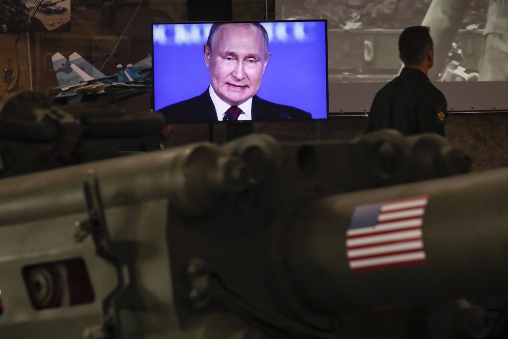 A US-built howitzer M777 on display in a Russian exhibition of weapons captured in Ukraine. Photo: EPA-EFE