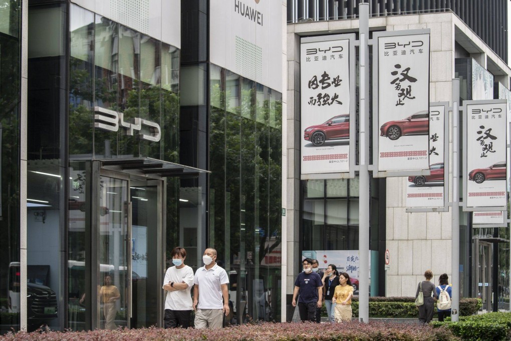People walking outside a BYD showroom in Shanghai on August 31, Photo: Bloomberg