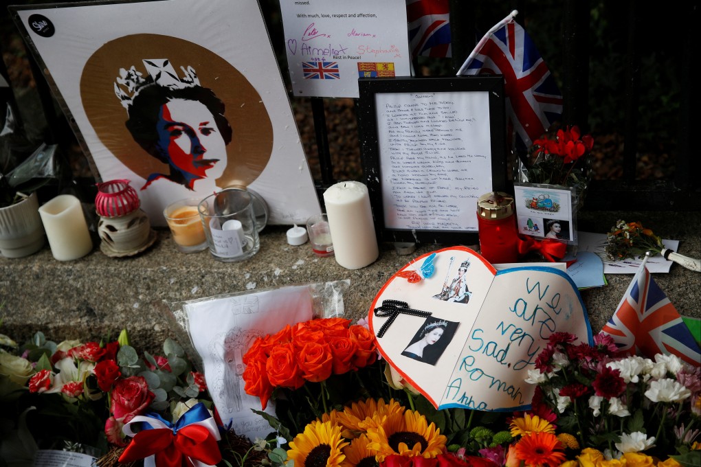 Tribute messages are placed on the fence by the Windsor Castle, following the passing of Britain’s Queen Elizabeth. Photo: Reuters