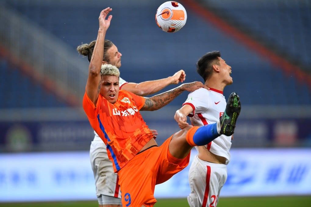 Crysan (left) of Shandong Taishan vies for the ball during aagainst Chengdu Rongcheng. Photo: Xinhua
