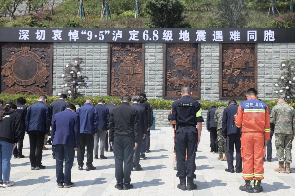 On Monday, mourners pay respects to victims of the September 5 earthquake during a memorial service in Shimian county of Yaan city, southwest China’s Sichuan Province. Photo: Xinhua
