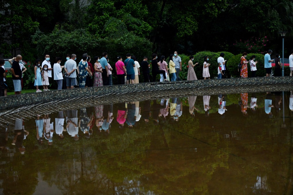 Residents of a compound line up for nucleic acid testing, following the latest Covid-19 outbreak in Chengdu, capital of southwest Sichuan province, on September 1, 2022. Photo: Reuters