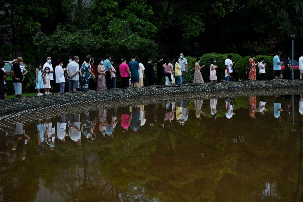 Residents of a compound line up for nucleic acid testing, following the latest Covid-19 outbreak in Chengdu, capital of southwest Sichuan province, on September 1, 2022. Photo: Reuters