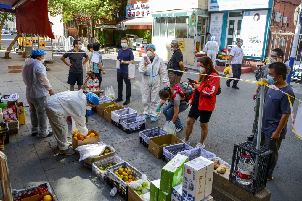 Residents shop at a fruit stall in Urumqi, Xinjiang. Authorities in more remote parts of the country do not have the resources to implement a nuanced approach to Covid-19 containment. Photo: cnsphoto