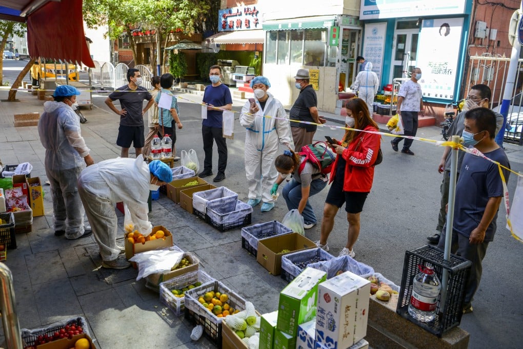 Residents shop at a fruit stall in Urumqi, Xinjiang. Authorities in more remote parts of the country do not have the resources to implement a nuanced approach to Covid-19 containment. Photo: cnsphoto