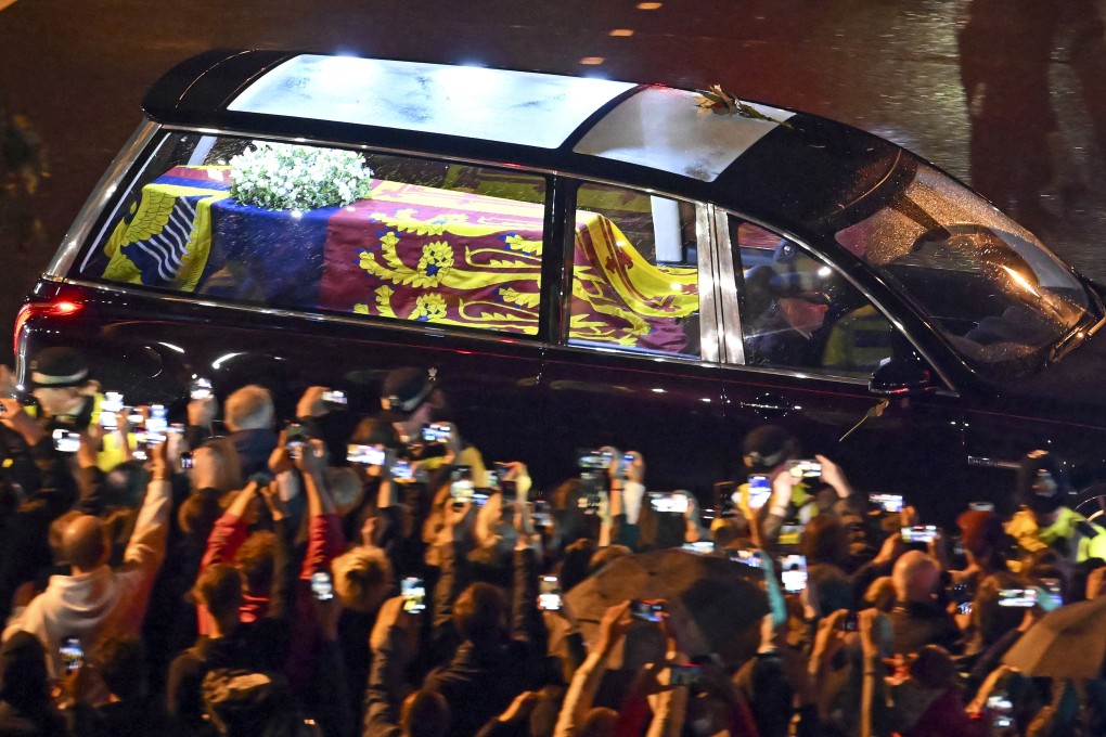 The coffin of Queen Elizabeth in the royal hearse travels to Buckingham Palace in London. Photo: AP