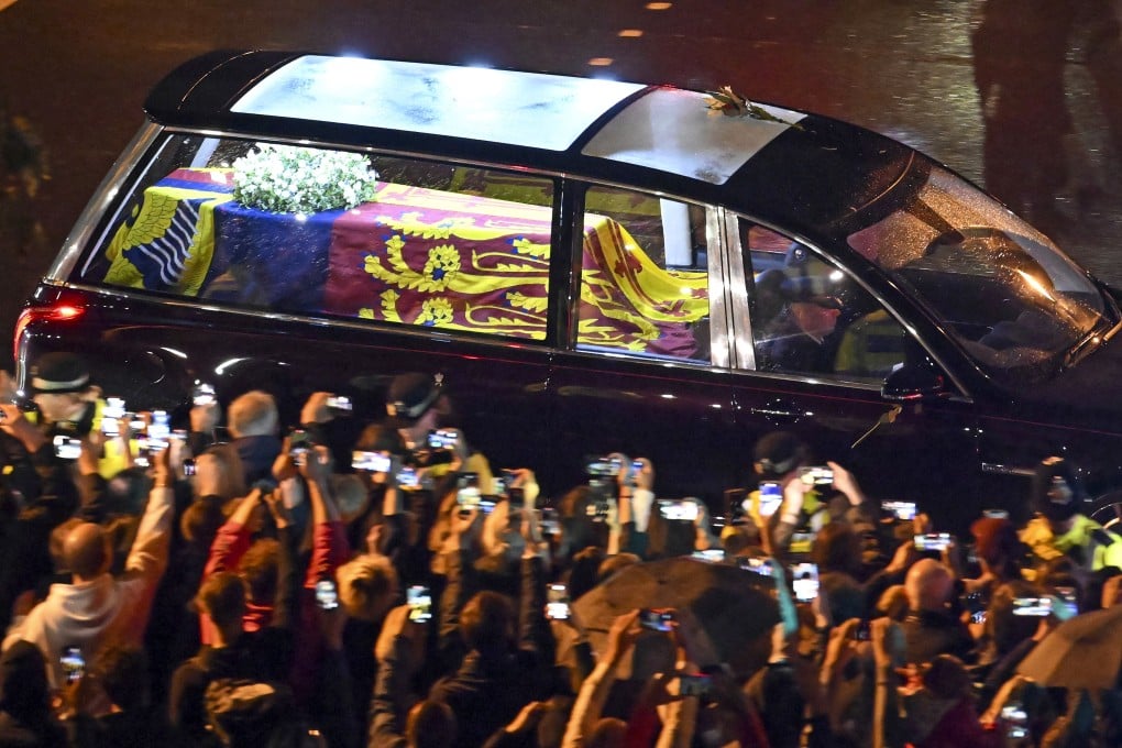 The coffin of Queen Elizabeth in the royal hearse travels to Buckingham Palace in London. Photo: AP