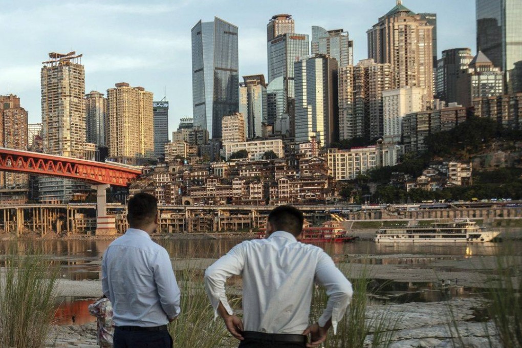People look out at the drought-hit Jialing River near the confluence with the Yangtze River, in Chongqing, on August 17. Water levels on parts of the Yangtze, China’s largest waterway and home to its top hydropower station, dropped to the lowest on record for this time of year, according to state media reports. Photo: Bloomberg