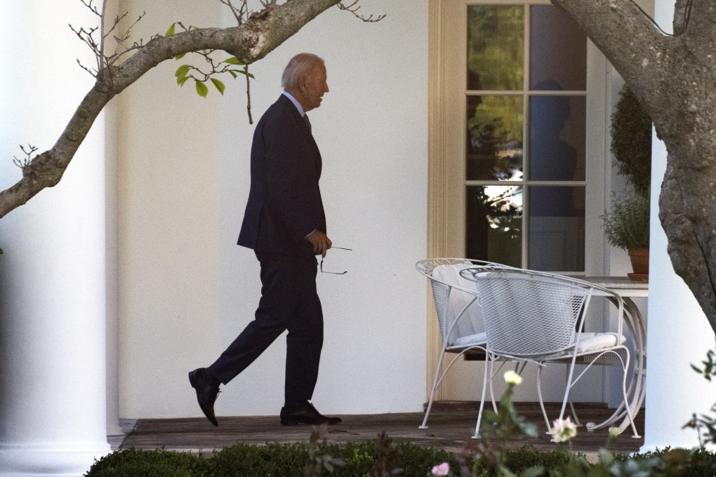 US President Joe Biden walks along the colonnade as he returns to the White House, in Washington, DC, September 14, 2022. Photo: EPA-EFE